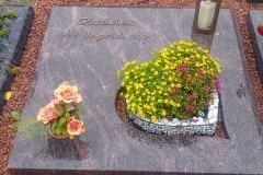 Waltrop, Urnendoppelgrab mit Laterne und Vase