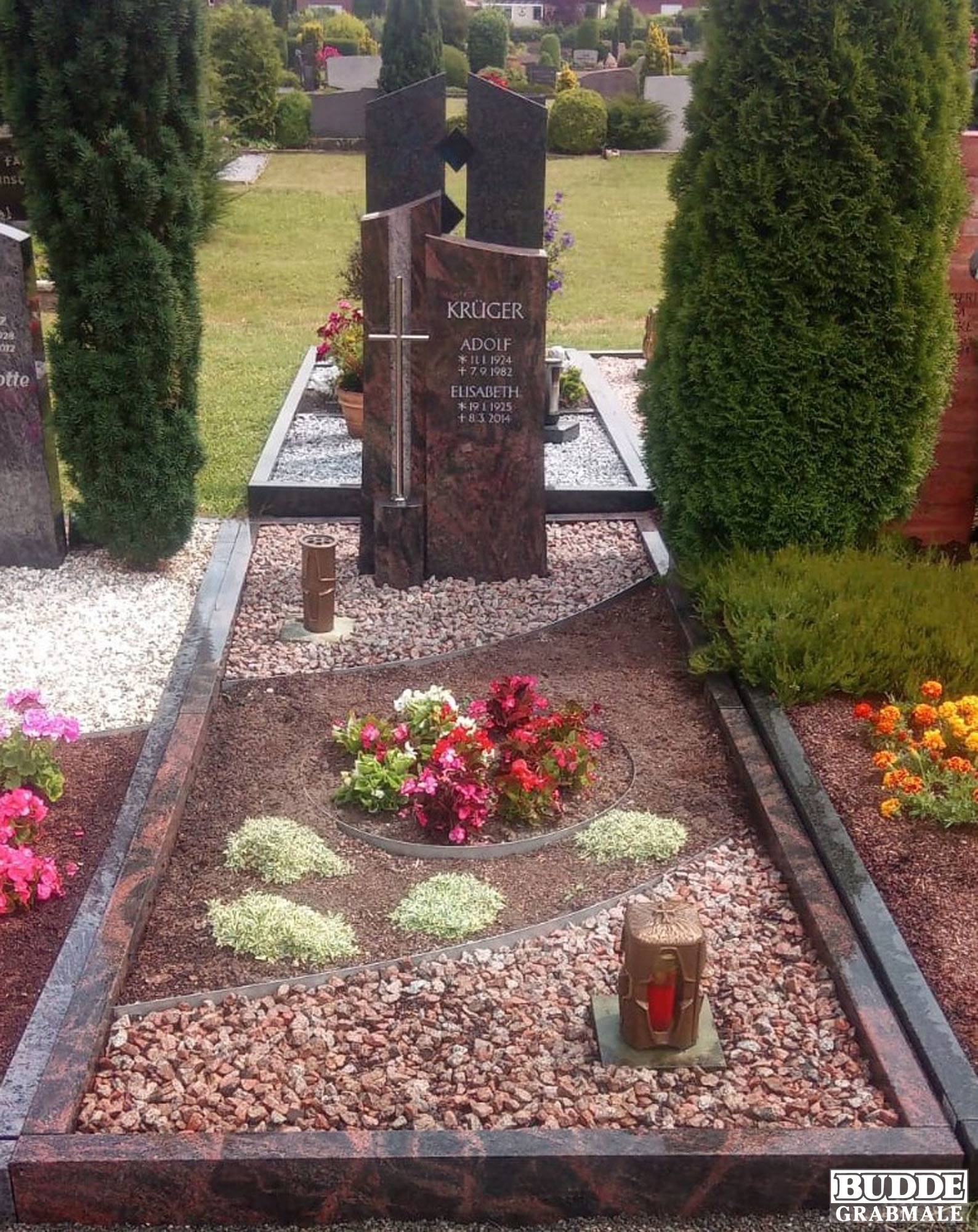 Doppelgrab mit Kreuz, Laterne, Vase und Einfassung