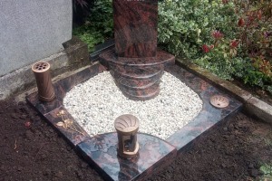 Belm, Urnengrab mit Rose (Bronze), Laterne, Vase und Versenkvase