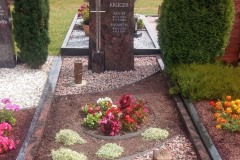 Doppelgrab mit Kreuz, Laterne, Vase und Einfassung