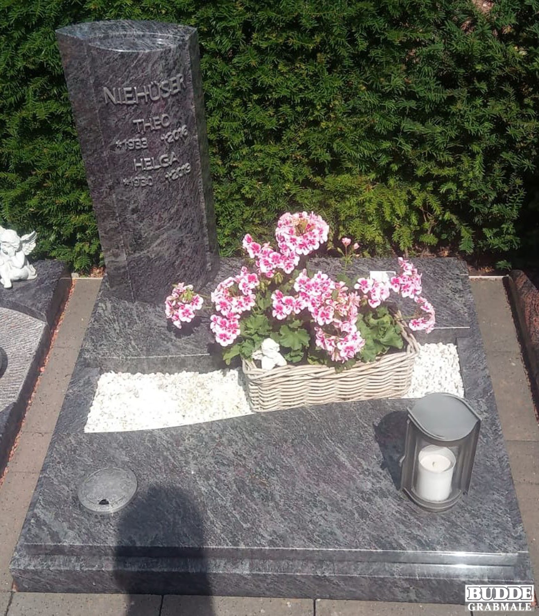 Warendorf, Urnengrabanlage mit Vase, Laterne