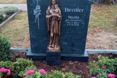 Berge, Anröchte, Grabstein, Zweiteiler, Bronzemadonna, Ornament, Einfassung