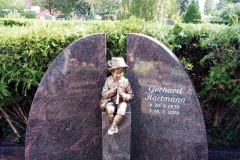 Clarholz, Grabstein, Zweiteiler, Bronzefigur