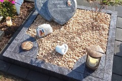 Clarholz, Urnenanlage, Urnenstein, Grabmal in Herzform, Doppelherz,