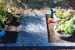 Herzfeld, Urnengrab, Urnenanlage, Einfassung, Abdeckplatte, Bronzeschrift