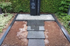 Hoetmar, Grabstein, Zweiteiler, Grabanlage, Teilabdeckung, Einfassung, Kies