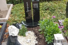 Warendorf, Urnenanlage, Urnenstein mit Rose, Zweiteiler
