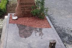 Bad Iburg Felsen mit Bronzeschrift Einfassung Abdeckplatte