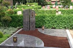Mönninghausen Grabstein Zweiteiler Stele Einfassung große Viertelkreisplatten