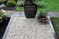 Ubbedissen Urnenstein mit Einfassung