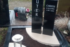 Füchtorf, Urnengrab mit Ornament, Laterne, Teilabdeckung und Grabumrandung