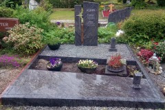 Iserlohn, Doppelgrab mit Edelstahlkreuz, Laterne, Vase, Blumenschale, Teilabdeckung und Einfassung