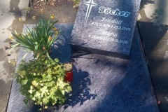 Kloster Oesede Waldfriedhof, Urnendoppelgrab Liegestein mit Ornament