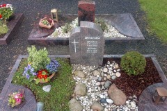 Lippborg, Doppelgrab mit Ornament, Laterne, Vase, Viertelkreisplatten und Einfassung