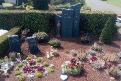 Mastholte, Dreiergrab mit Bronzemadonna und Laterne