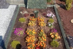 Stromberg, Doppelgrab mit Bronzekreuz, Laterne, Vase und Einfassung