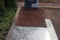 Wiedenbrück, Doppelgrab mit Ornament Baum mit Bank und Abdeckplatte mit Spruch