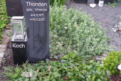 Beelen, Doppelgrab mit Kreuz, Laterne und Vase