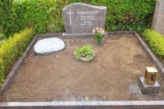 Clarholz, Doppelgrab mit Ornament, Liegestein, Laterne, und Einfassung