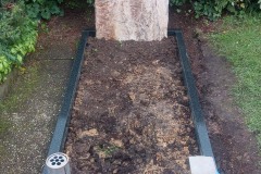 Bad Wünnenberg-Fürstenberg, Einzelwahlgrab Denkmal mit Ornament, Laterne, Vase und Einfassung