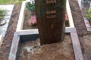 Bokel, Urnengrab Grabstein mit Bronzeschrift und Einfassung