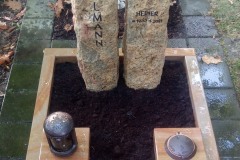 Eickelborn, Urnendoppelgrab Dopplestele mit Ornament, Laterne, Versenkvase und Einfassung