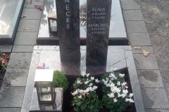 Erwitte, Urnengrab Grabstein mit Edelstahlkugel, Laterne, Teilabdeckung und Einfassung