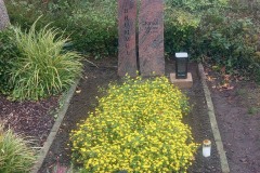 Gütersloh, Einzelgrab Denkmal mit Herzsauschnitt und Grableuchte