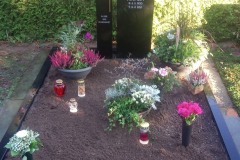 Lippstadt, Doppelgrab Grabstein mit Kreuz und Einfassung