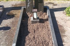 Ochtrup, Einzelgrab mit Bronzekreuz, Laterne und EInfassung