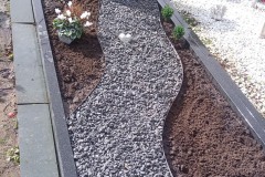 Rietberg, Einzelgrab Denkmal mit Kies und Einfassung