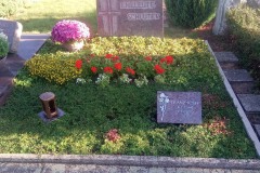 Sendenhorst, Doppelgrab Denkmal mit Ornament und Laterne