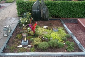 Verne, Doppelgrab Denkmal mit Kreuz, Laterne, Vase und Grabumrandung