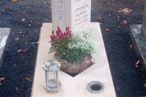 Walstedde, Urnendoppelgrab mit Abdeckplatte, Laterne und Versenkvase