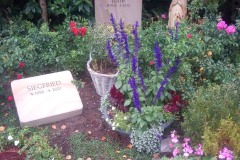 Warendorf, Dreiergrab Sandstein mit Madonna und Ornamnet