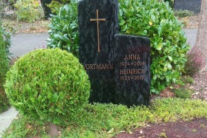 Wiedenbrück, Doppelgrab Denkmal mit Kreuz