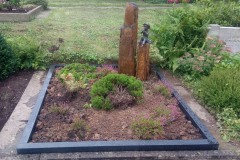 Witten Hevensteinhügel, Doppelgrab Denkmal mit Bronze Flötenspieler und Einfassung