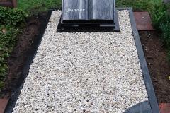 Heepen, Liegestein Buchform auf Sockel Einfassung Viertelkreisplatte