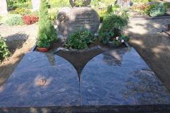 Sassenberg Breitstein Bronzeschrift große Viertelkreisplatten Versenkvase