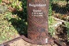 leeden_urnengrabanlage_bronzevoegel_einfassung_viertelkreisplatte