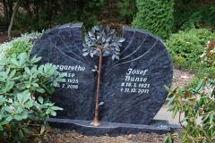 oelde_fluegelgrabstein_bronzebaum_einfassung