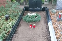 Paderborn, Einzelgrabstein, Edelstahlkreuz, Eckplatten, Einfassung