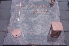 Erwitte, Horn, Abdeckplatte, Vollabdeckung, Bronzeschrift, Bronzekreuz, Bronzeengel, Grableuchte, Versenkvase