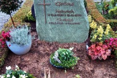 Gesmold, Denkmal, Grabstein, Felsen, Bronzeschrift, Bronzekreuz