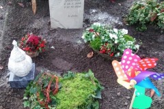 Glandorf, Grabstein, Denkmal, Urnenstein, Stele, Ornament, handwerklich, Kindergrab, Grableuchte