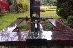 Hemer, Grabanlage, Zweiteiler, Stele, Einfassung, pflegeleicht, Abdeckplatten, Edelstahlkreuz, Granitleuchte, Granitvase