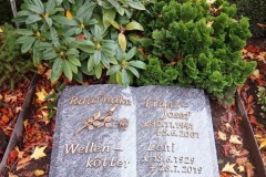 Ostbevern, Grabstein, Granitbuch, Bronzeschrift, Bronzerose, Grabvase