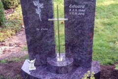 Steinhagen, Denkmal, Zweiteiler, Stelen, Ornament, Edelstahlkreuz