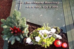 Stromberg, Urnengrab, Abdeckplatte, Einfassung, Bronzeschrift, Bronzekreuz, pflegeleicht