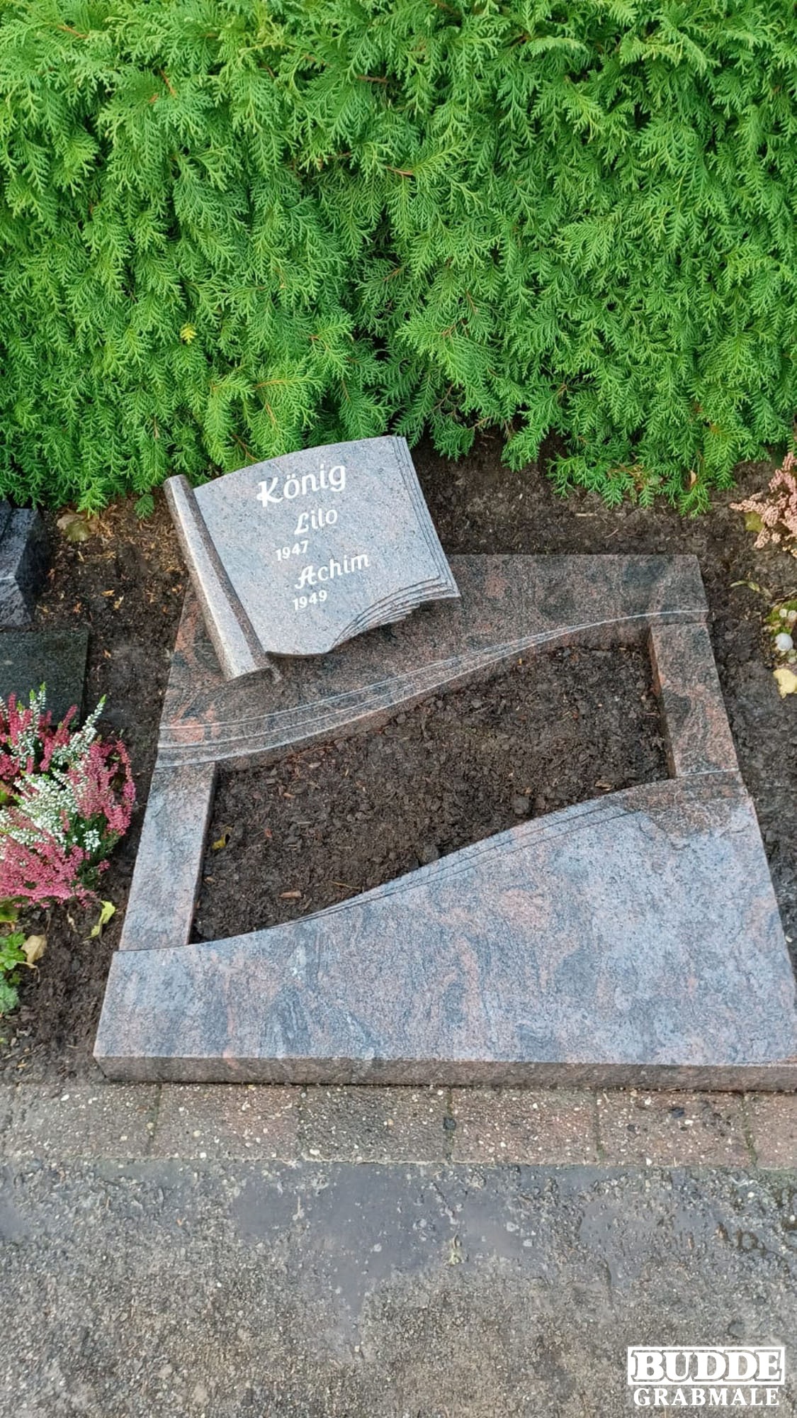 Ostbevern, Urnengrab Denkmal Buch mit Schriftrolle
